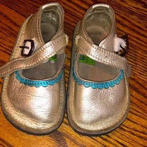 SoftStar Mary Jane Shoes Platinum and Shiny Blue trim 7W toddler/child GUC